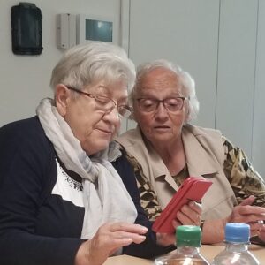 Zwei Damen am Smartphone