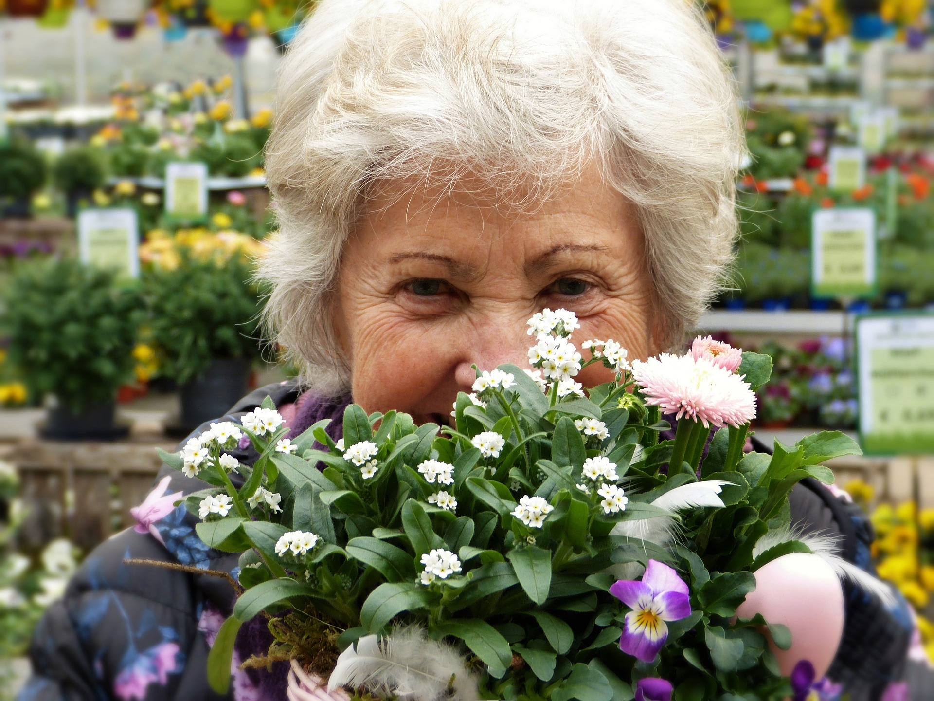 Seniorin mit Blumen